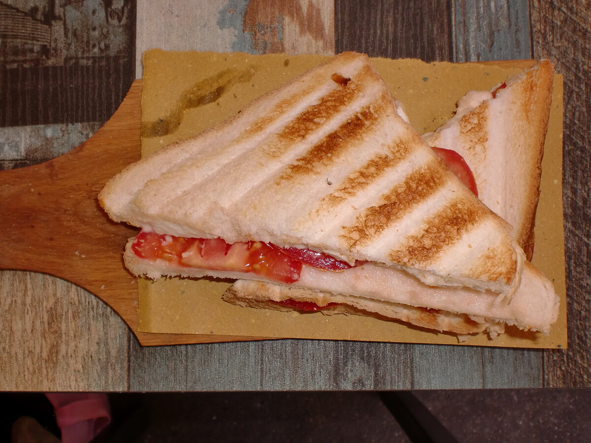 Sandwich with cheese and tomato